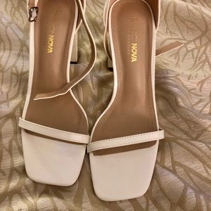 👁👁pretty white block heel sandals 👁